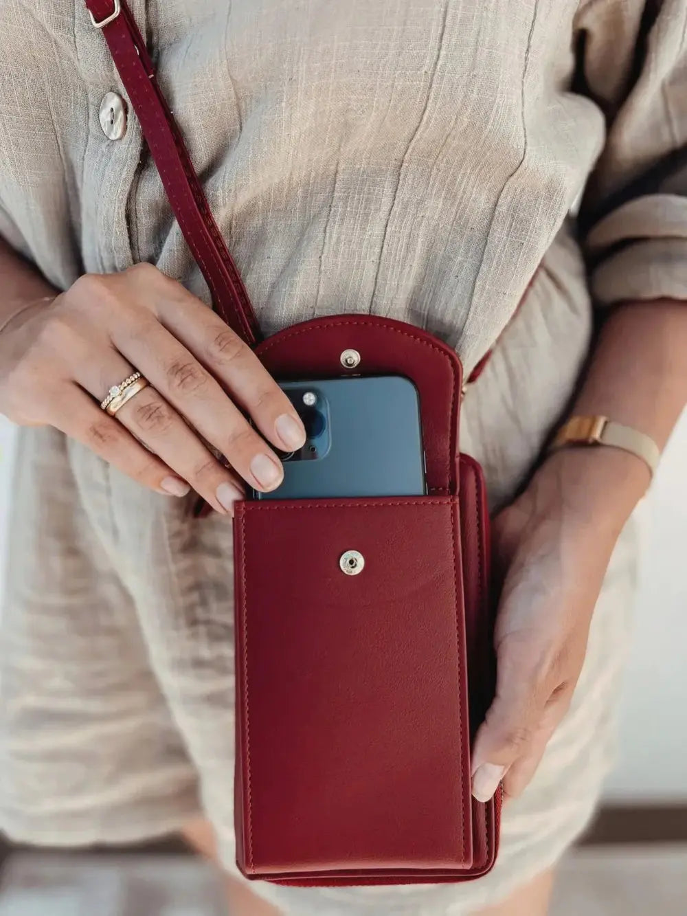 BowLift | Practical Clutch Wallet with Shoulder Strap – Removable & Versatile to Wear