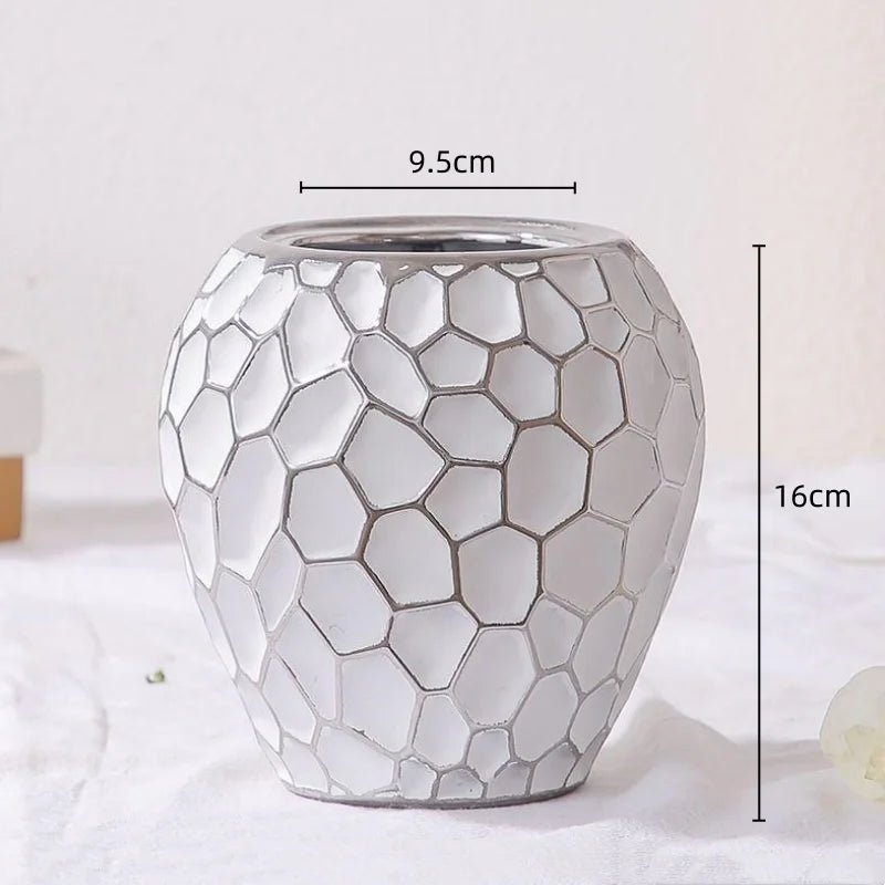 BowLift | Elegant ceramic vase with a gold accent