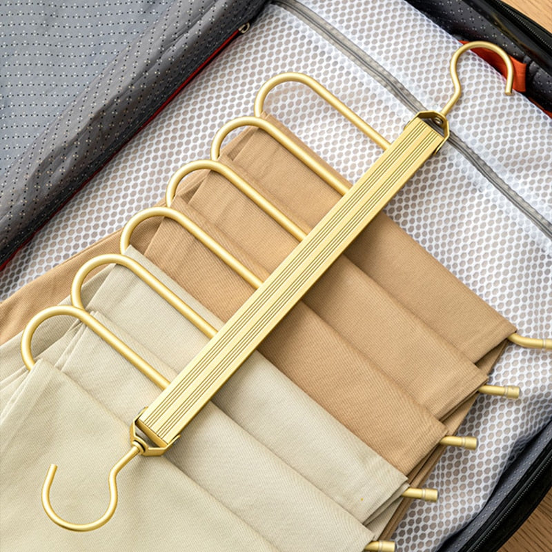 BowLift | Space-saving trouser hangers from Gardudu made of aluminum