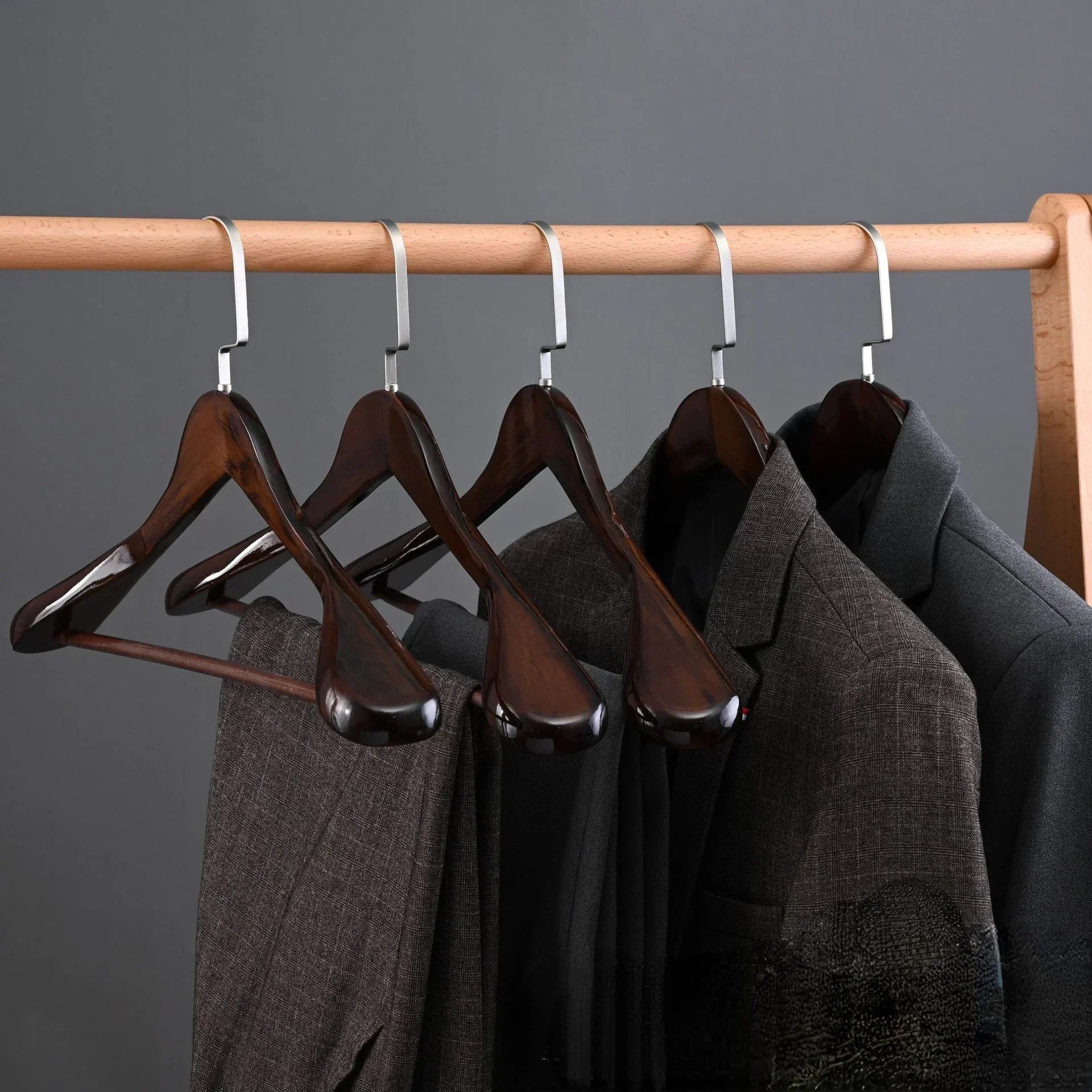 BowLift | Oaklee Élite – Luxury Wood Hangers with Sophisticated Design