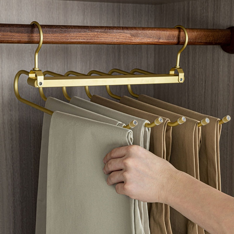 BowLift | Space-saving trouser hangers from Gardudu made of aluminum