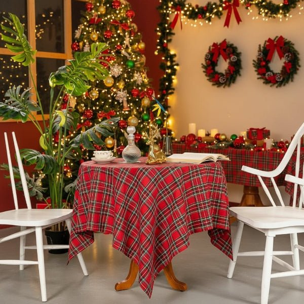 BowLift | Festive checked tablecloth made of durable polyester for the Christmas dinner