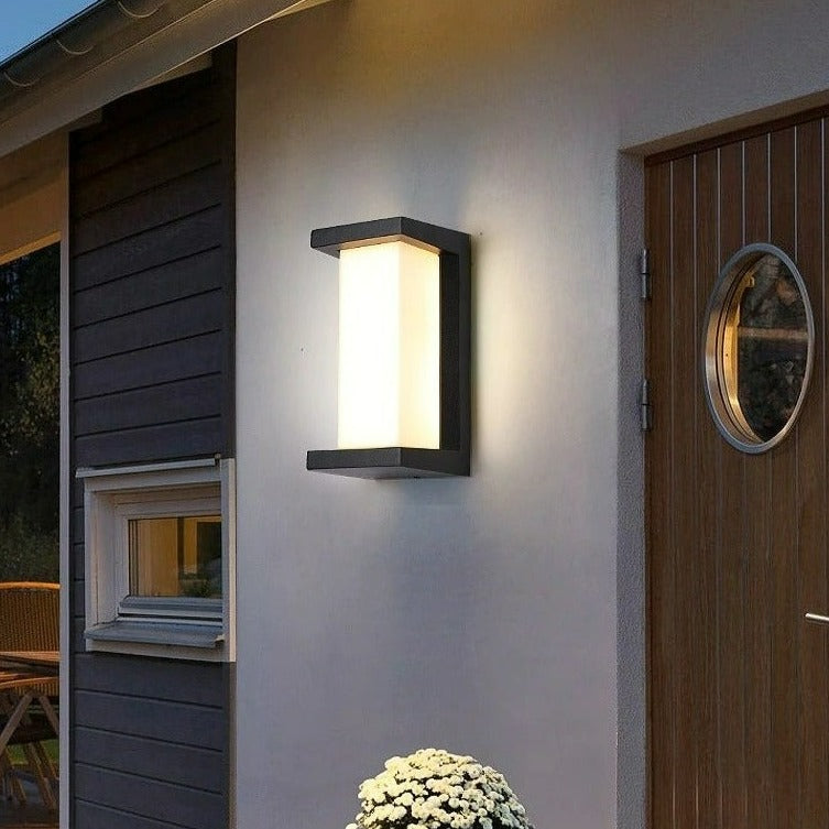 BowLift | Vertical LED Outdoor Light