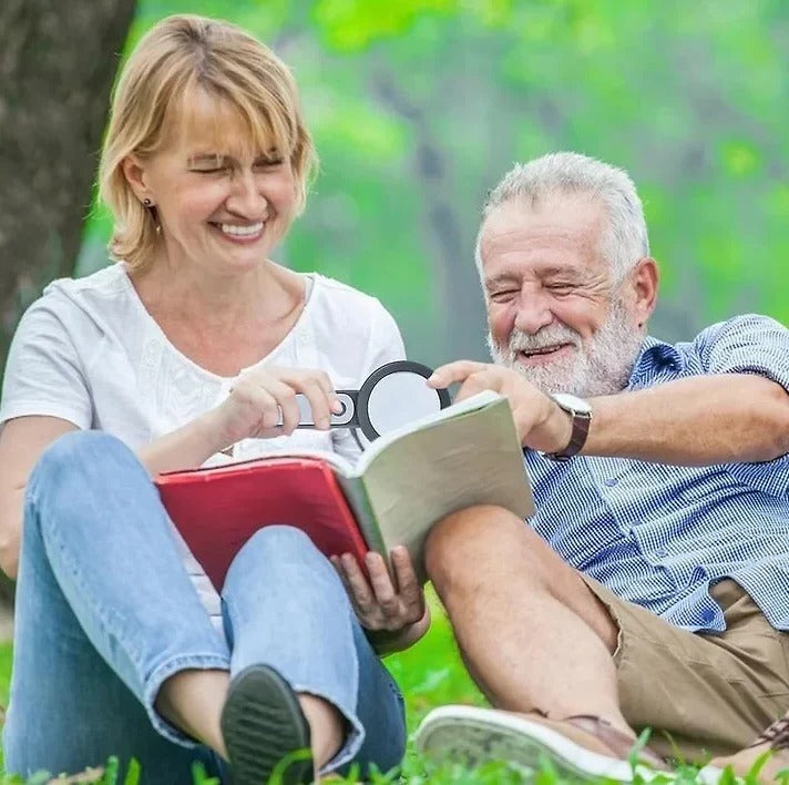 BowLift | 30x Magnifying Glass for Seniors