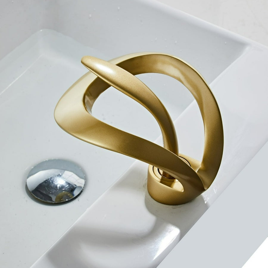 BowLift | Modern curved bathroom faucet