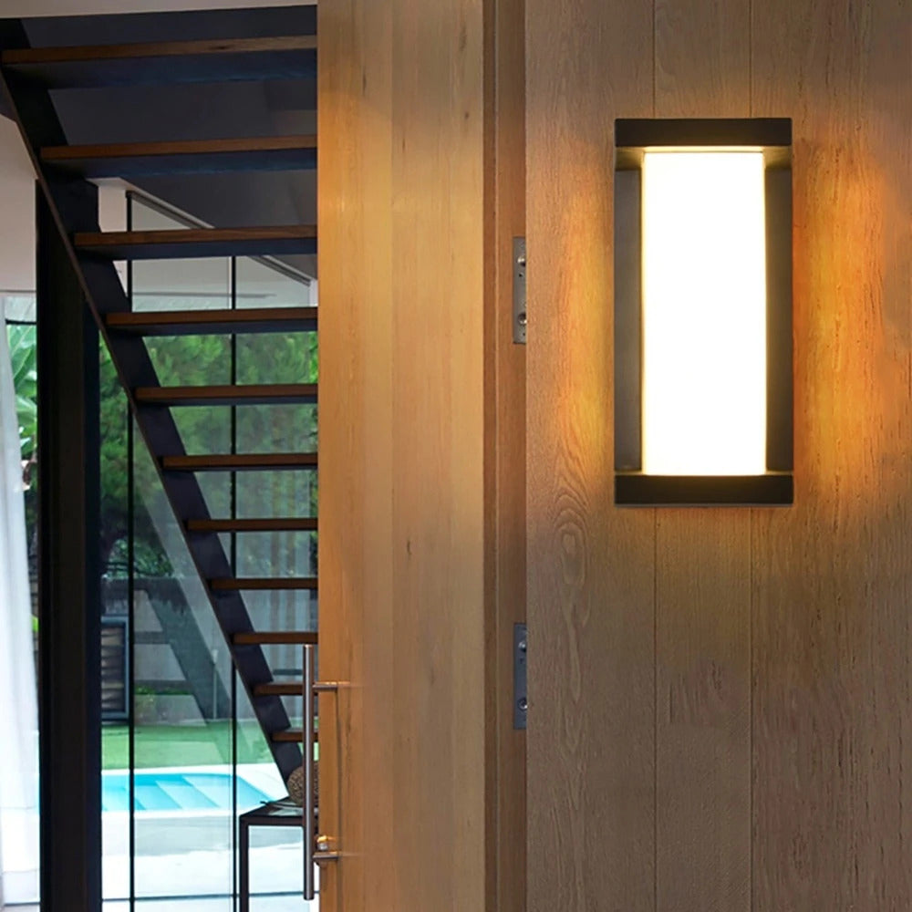 BowLift | Vertical LED Outdoor Light